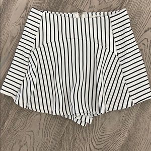Rumor boutique blk/wht striped skort size xs